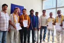 भीम आर्मी भारत एकता मिशन की बैठक में पदाधिकारियो को पदभार सौंपते हुए