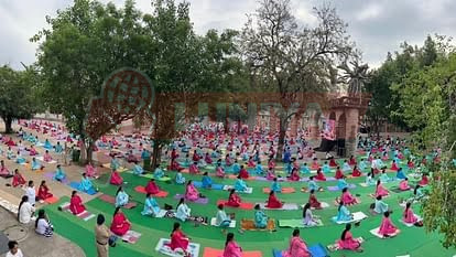 चंडीगढ़ समेत ट्राईसिटी में हजारों लोगों ने किया योग, पंचकूला में दिखी अव्यवस्था 1 WhatsApp Image 2025 06 21 at 5.29.42 PM
