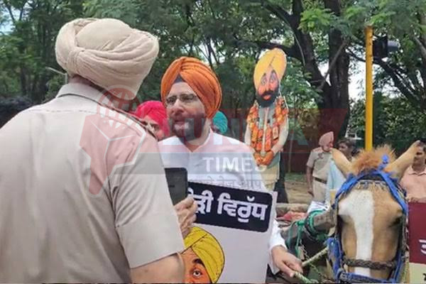 अमृतसर को पवित्र नगरी घोषित करने की मांग पर भाजपा का प्रदर्शन, हिरासत में कई नेता 1 WhatsApp Image 2025 07 14 at 5.28.52 PM 1