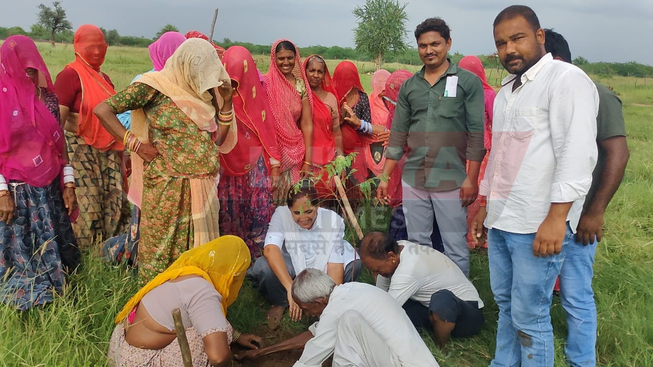 खीमावत ट्रस्ट ने वन एवं पर्यावरण जन अभियान में सौंपे 100 नीम के पौधे, ग्रामीणों ने लिया संरक्षण का संकल्प 1 खीमावत ट्रस्ट