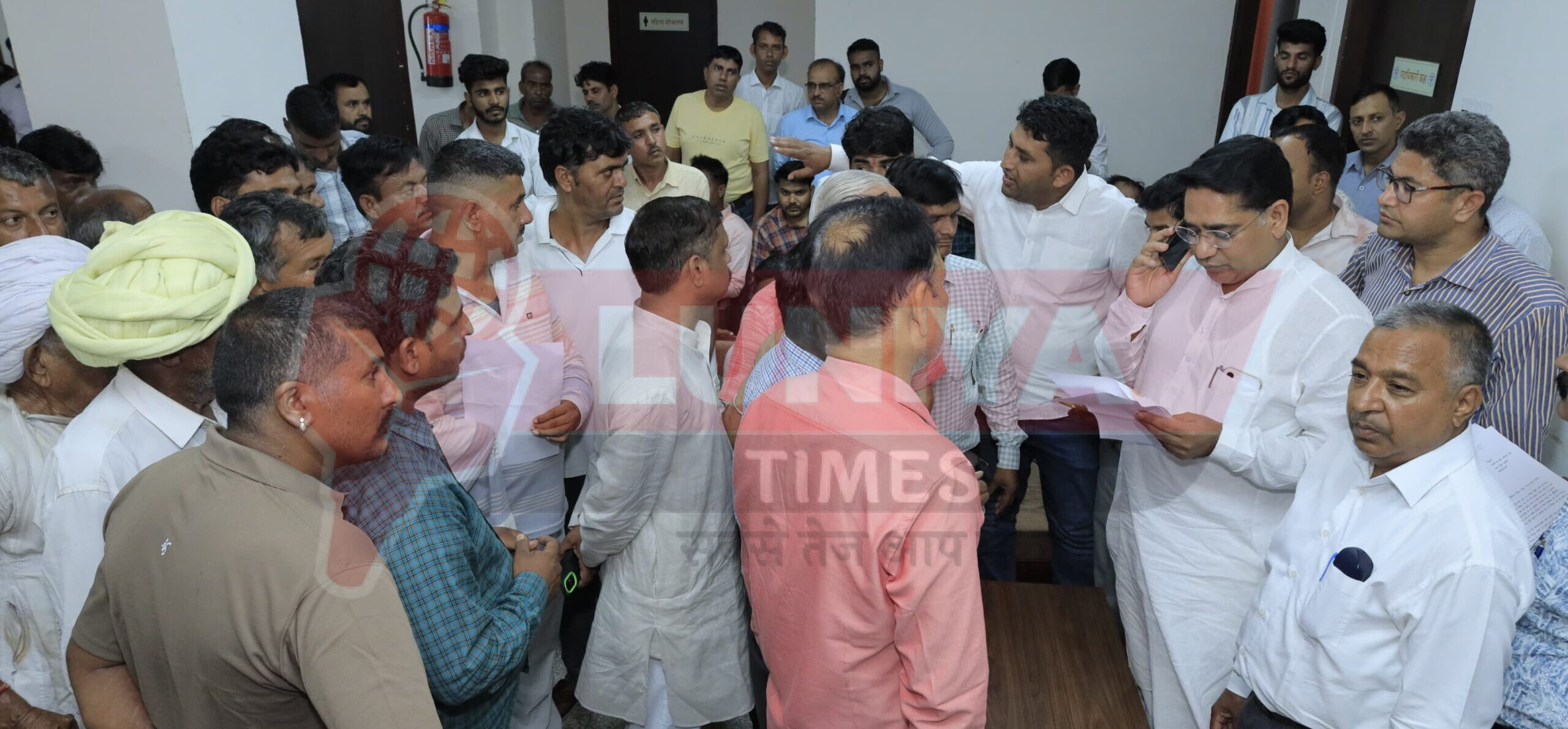 जल संसाधन मंत्री सुरेश सिंह रावत ने अजमेर में की जनसुनवाई, फरियादियों की भारी भीड़, समस्याओं के त्वरित समाधान के दिए निर्देश 1 1 1 scaled e1754204848669