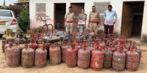 जयपुर में अवैध गैस रिफिलिंग रैकेट का पर्दाफाश: 85 गैस सिलेंडर, रिफिलिंग मोटर और उपकरण जब्त 5 198928 HomePage 193d12b4 cb69 4ab8 8bed 9559e05322cd e1754204173781