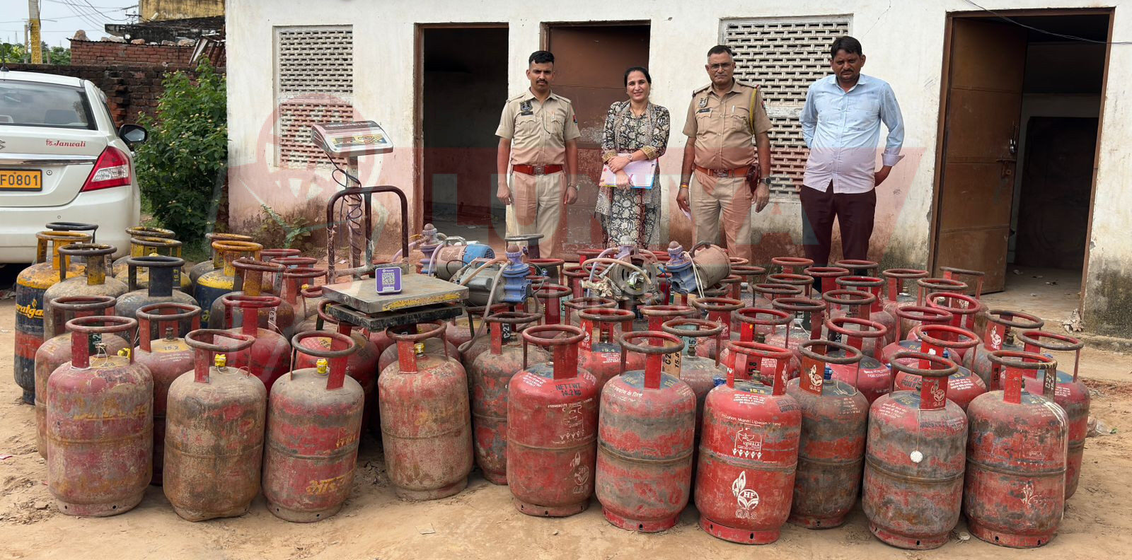 जयपुर में अवैध गैस रिफिलिंग रैकेट का पर्दाफाश: 85 गैस सिलेंडर, रिफिलिंग मोटर और उपकरण जब्त 1 198928 HomePage 193d12b4 cb69 4ab8 8bed 9559e05322cd e1754204173781