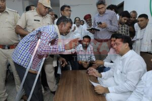 जल संसाधन मंत्री सुरेश सिंह रावत ने अजमेर में की जनसुनवाई, फरियादियों की भारी भीड़, समस्याओं के त्वरित समाधान के दिए निर्देश 5 2 1