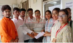 स्टूडेंट्स ने शिक्षा मंत्री के नाम प्रिसिंपल को दिया ज्ञापन सौंपा 5 IMG 20250801 WA0059