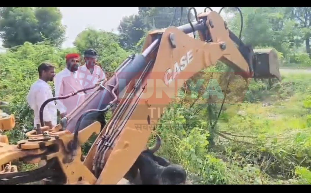 वरकाना ढाणी सरकारी स्कूल के पास नंदी सांड एक नाले में फंस गया 1 IMG 20250815 WA0123