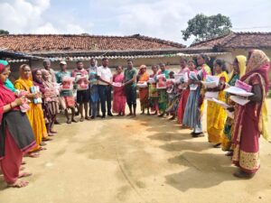 राजस्व ग्राम जाताखूंटी में दर्जनों लाभूकों के बीच धोती साड़ी का वितरण कार्यक्रम आयोजित 5 IMG 20250830 WA0055