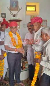 जणवा समाज के नव निर्वाचित अध्यक्ष श्री गोमाराम जणवा समाज के वरिष्ठ जनों के साथ फालना रावले पहुंचे 3 WhatsApp Image 2025 08 09 at 16.59.04