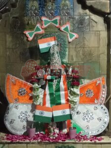 स्वतंत्रता दिवस पर गुरलां में लक्ष्मीनाथ भगवान को तिरंगा श्रृंगार किया गया 4 WhatsApp Image 2025 08 15 at 15.29.59 1