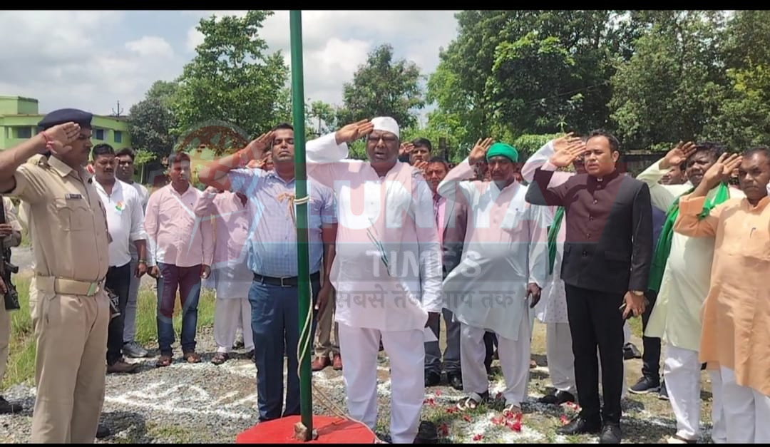 टुण्डी के विभिन्न प्रतिष्ठानों में 79 वें स्वतंत्रता दिवस हर्ष पूर्ण माहौल में संपन्न 1 WhatsApp Image 2025 08 15 at 20.35.29