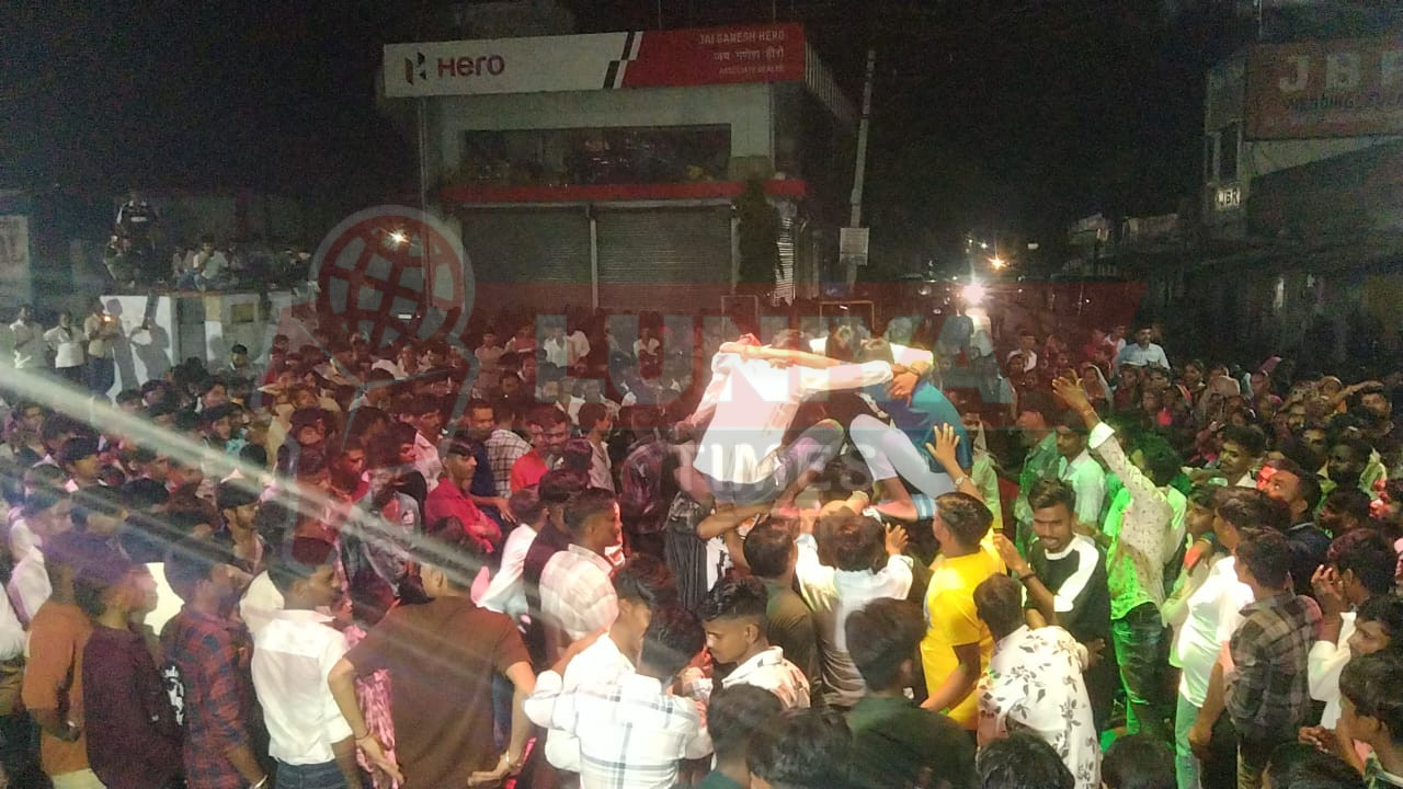 कृष्ण जन्मोत्सव पर मटकी फोड़ प्रतियोगिता का आयोजन, श्रीराम ग्रुप ने जीता खिताब 1100 रुपये की पुरस्कार राशि से किया गया सम्मान 1 WhatsApp Image 2025 08 17 at 11.56.22