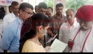 रानी के नागरिकों पशुपालकों व कांग्रेसजनो ने गोचर भूमि पर कन्या महाविद्यालय निर्माण का किया विरोध मुख्यमंत्री के नाम सौंपा ज्ञापन 2 WhatsApp Image 2025 08 18 at 17.21.58 1