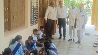 नन्हें मुन्ने कृष्णों को अर्पित हुआ भोग, विद्यार्थियों ने लिया प्रसाद 9 WhatsApp Image 2025 08 20 at 13.12.57