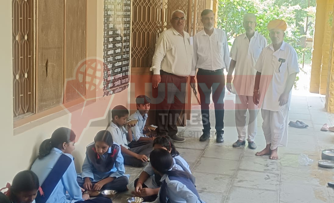 नन्हें मुन्ने कृष्णों को अर्पित हुआ भोग, विद्यार्थियों ने लिया प्रसाद 1 WhatsApp Image 2025 08 20 at 13.12.57