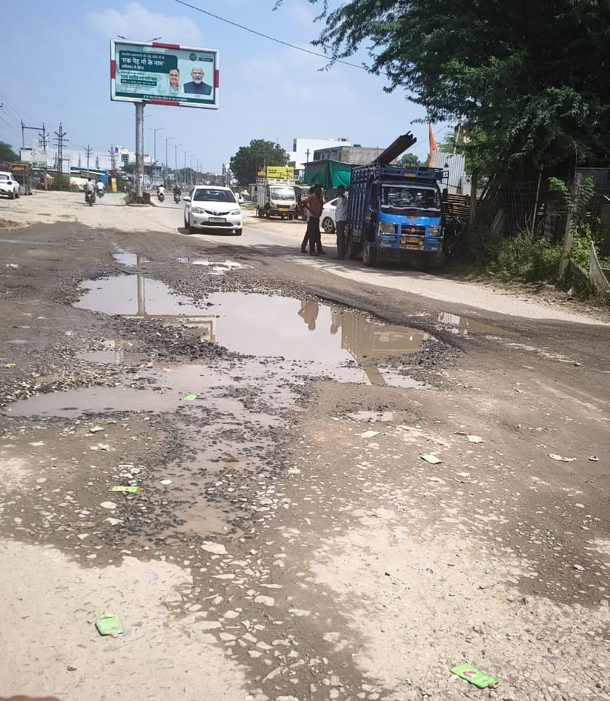 अधूरी सड़कों से त्रस्त जनता: प्रशासन मौन, जनप्रतिनिधि नदारद – अब अदालत की चौखट पर पहुंचे नागरिक 1 WhatsApp Image 2025 09 12 at 17.39.15