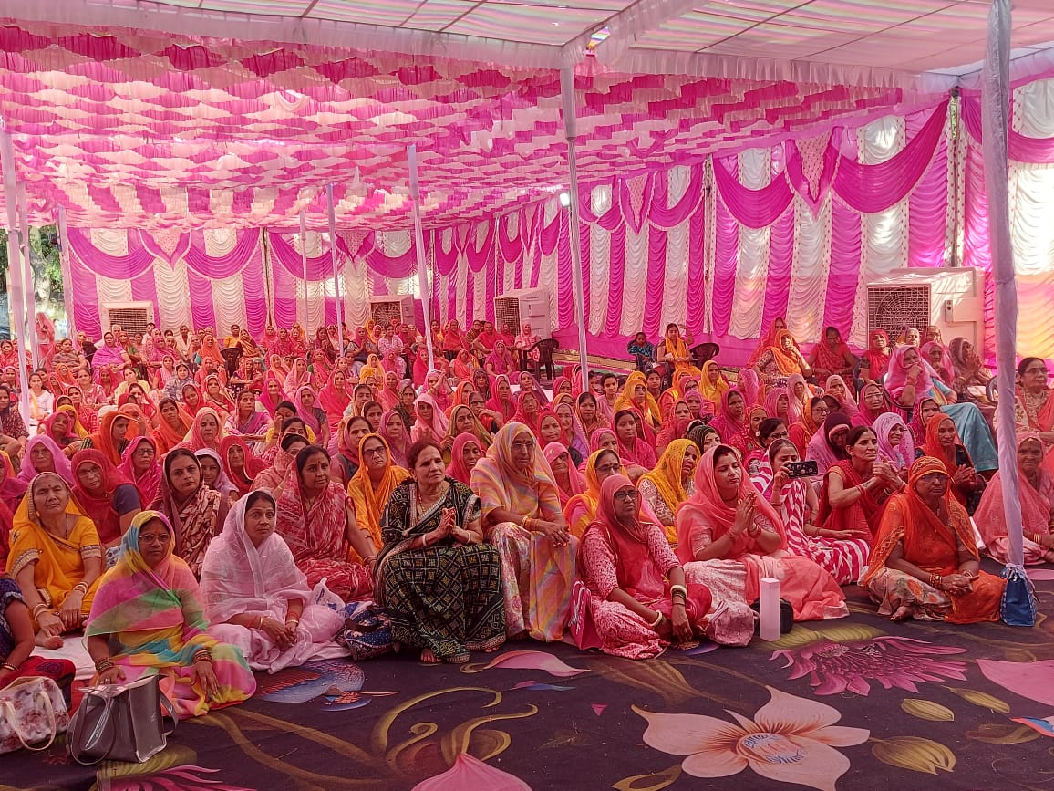 रानी के गणपति आश्रम में श्रीमद भागवत कथा के तीसरे दिन महिलाओं की भीड़ रही 1 WhatsApp Image 2025 09 13 at 16.36.23