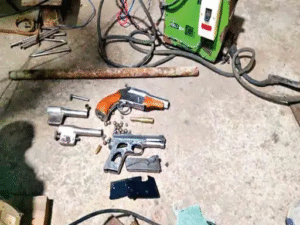 दबिश दी तो यहां अधूरी पिस्टल और मैगजीन भी बरामद की गई।