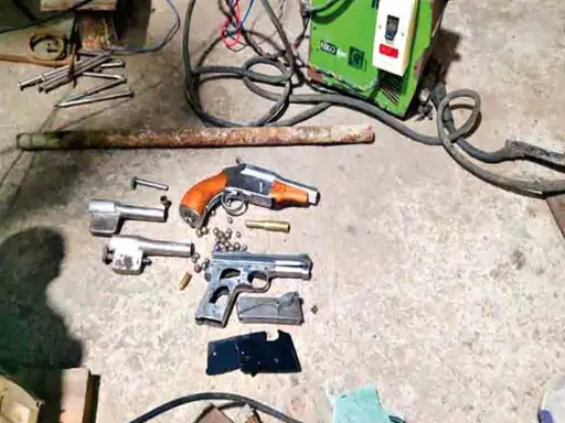 दबिश दी तो यहां अधूरी पिस्टल और मैगजीन भी बरामद की गई।