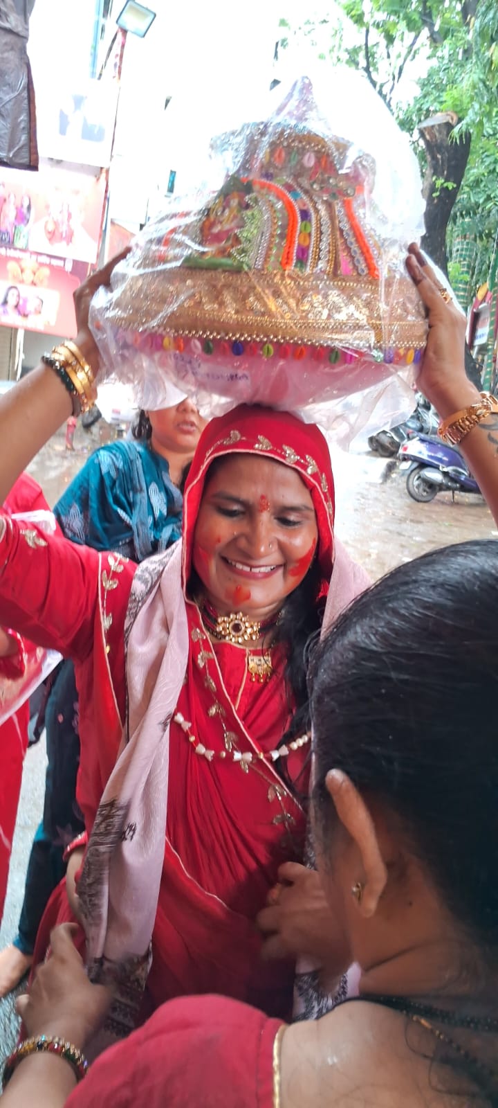 नव दुर्गा मित्र मंडल की माताजी की गरबी का विसर्जन हर्षोल्लास के साथ सम्पन्न 8 IMG 20250922 WA0024