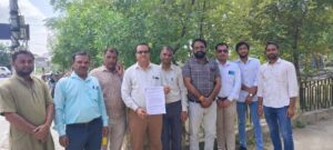 एसएचओ के खिलाफ कानूनी कार्यवाही की मांग को लेकर शाहपुरा में निजी विद्यालय संचालकों ने सौंपा ज्ञापन 2 IMG 20251003 WA00401