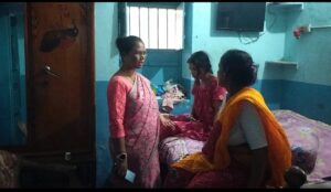 जिप सदस्या मीना हेंब्रम ने परिजनों से मिलकर ढांढस बंधाते हुए गहरी संवेदना व्यक्त किया 5 IMG 20251022 WA0027