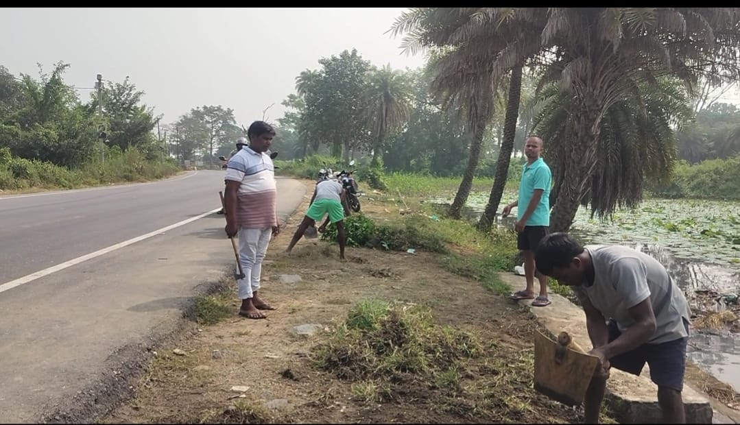 उपमुखिया संतूलाल किस्कू के प्रयास से कदमाअहरा टुण्डी छठ घाट की सफाई कार्य जोरों पर 1 IMG 20251023 WA0013