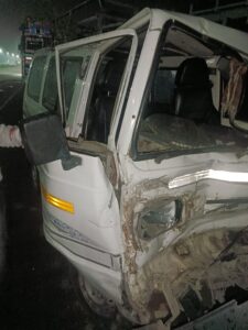 कानपुर थाना महाराजपुर में अज्ञात ट्रक चालक मारुती वैन में भीषण टक्कर से मारुति चालक गंभीर रूप से घायल 2 IMG 20251028 WA0010