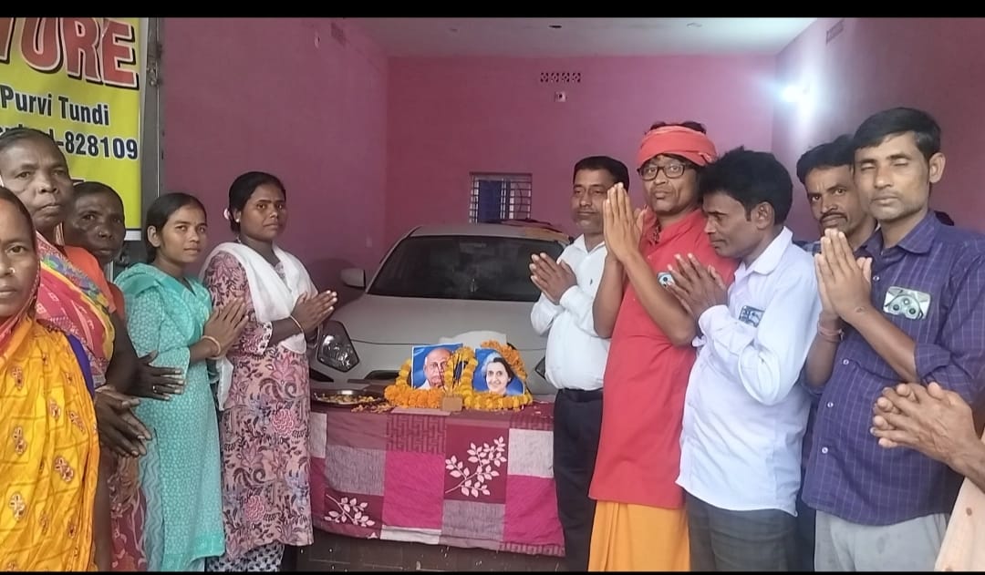 पूर्वी टुंडी प्रखंड कांग्रेस ने आयरन लेडी इंदिरा गांधी और लौहपुरुष सरदार पटेल की 150वीं जयंती पर दी श्रद्धांजलि 1 IMG 20251031 WA00211