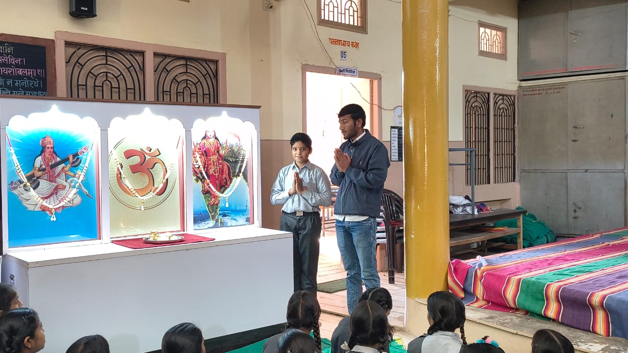 सरस्वती विद्या मंदिर में दीप प्रज्वलन और प्रार्थना के साथ कार्यक्रम की शुरुआत 1 IMG 20251118 WA0011