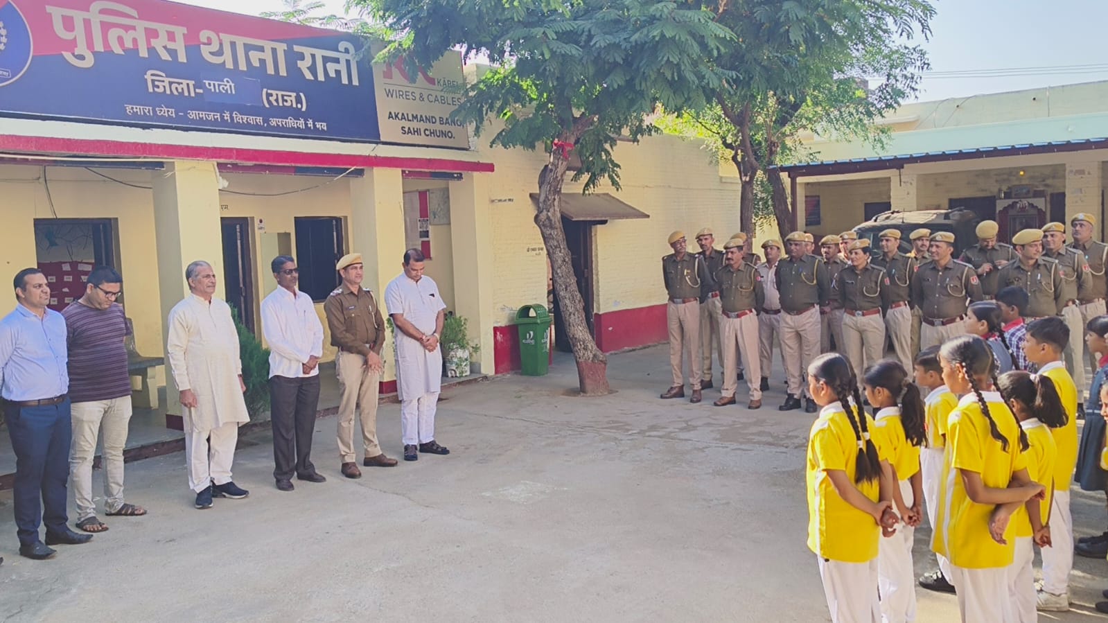 अतिरिक्त पुलिस अधीक्षक कार्यालय तथा महानिरीक्षक पुलिस जोधपुर रेंज के निर्देशानुसार वंदे मातरम के 150 वर्ष पूर्ण होने पर शनिवार को रानी पुलिस थाना परिसर में स्कूली बच्चों व समस्त स्टाफ द्वारा राष्ट्रगीत का सामूहिक गायन किया गया 1 WhatsApp Image 2025 11 15 at 4.43.15 PM