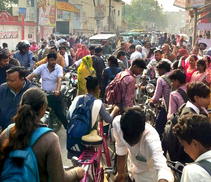 तहसील गेट पर यातायात व्यवस्था पूर्ण रूप से ध्वस्त अतिक्रमण, अवैध पार्किंग और पुलिस निष्क्रियता पर उठ रहे गंभीर सवाल 1 IMG 20251210 WA0387