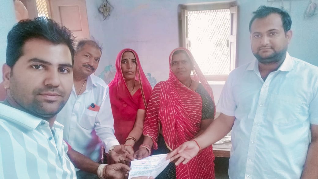 सादड़ी: डामर सड़क निर्माण में ठेकेदार की लापरवाही, वार्डवासी हुए परेशान — कार्रवाई की मांग को लेकर ज्ञापन सौंपा 1 WhatsApp Image 2025 12 02 at 19.35.08 0d2e93cb