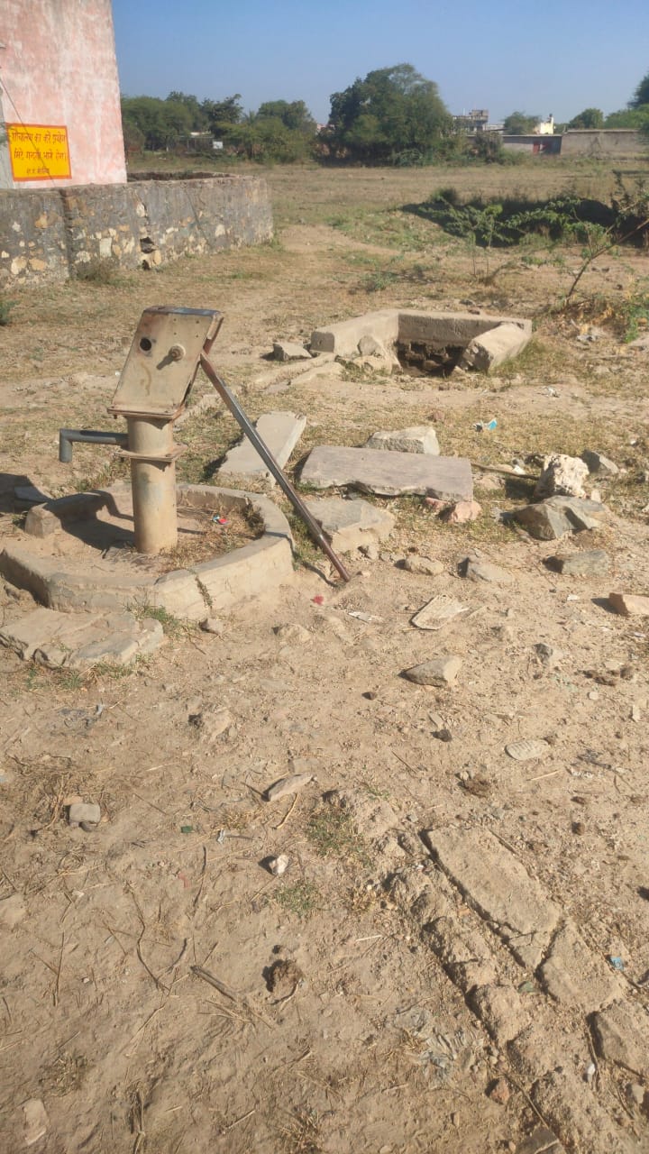 लंबे समय से खराब पड़ा हैडपंप छात्र छात्राएं तरस रहे पानी के लिए 1 WhatsApp Image 2025 12 08 at 18.29.28 1ab27ba7