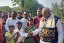 विधायक मथुरा प्रसाद महतो ने अप्रवासी मजदूर की आकस्मिक निधन पर पचास हजार रुपए का चेक परिजनों को सौंपा 5 WhatsApp Image 2025 12 14 at 3.10.20 PM