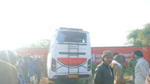 भीलवाड़ा में 20-25 ग्रामीणों ने मिलकर उठाई बसः ओवरटेक करते समय पलटी बस, शीशे तोड़कर यात्रियों को निकाला बाहर 4 WhatsApp Image 2025 12 15 at 3.13.06 PM