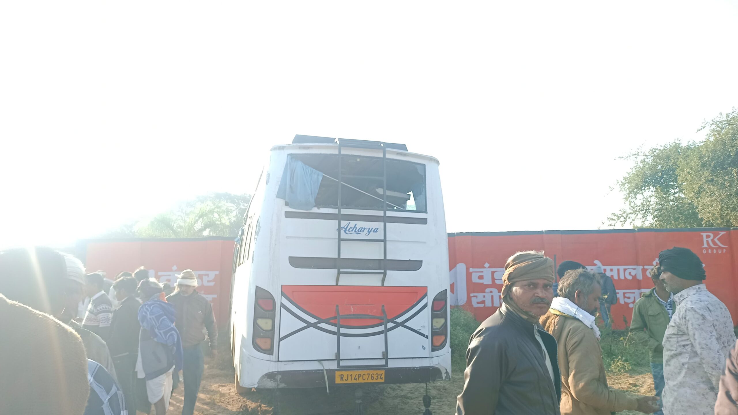 भीलवाड़ा में 20-25 ग्रामीणों ने मिलकर उठाई बसः ओवरटेक करते समय पलटी बस, शीशे तोड़कर यात्रियों को निकाला बाहर 1 WhatsApp Image 2025 12 15 at 3.13.06 PM scaled