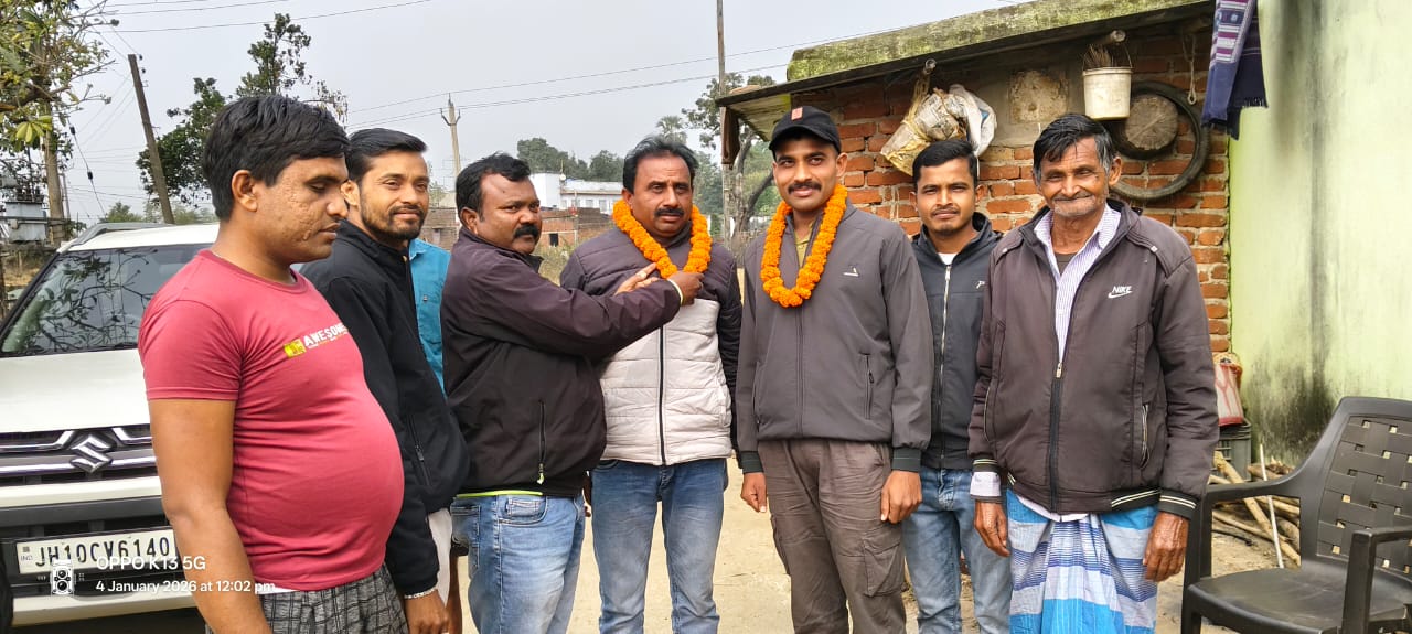 ट्रेनिंग पूरी कर घर लौटे बीएसएफ जवान उज्जवल दे का टुण्डी में भव्य स्वागत 1 IMG 20260104 WA0032