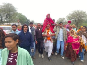 कंधे पर बिठाकर 9 किलोमीटर चलकर वृद्ध दादी को कराए त्रिदेव महादेव के दर्शन 4 IMG 20260105 WA0027