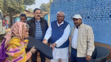 स्व प्यारेलाल महतो की जयंती पर विधायक ने सैकड़ों असहायों के बीच कंबलों का किया वितरण 14 IMG 20260105 WA0046