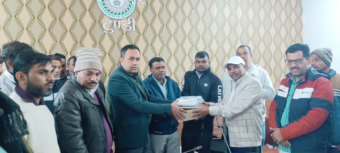 टुण्डी में विधायक अनुज की पहल, जन वितरण दुकानदारों को 4G ई-पॉश मशीन का वितरण 1 IMG 20260106 WA0024