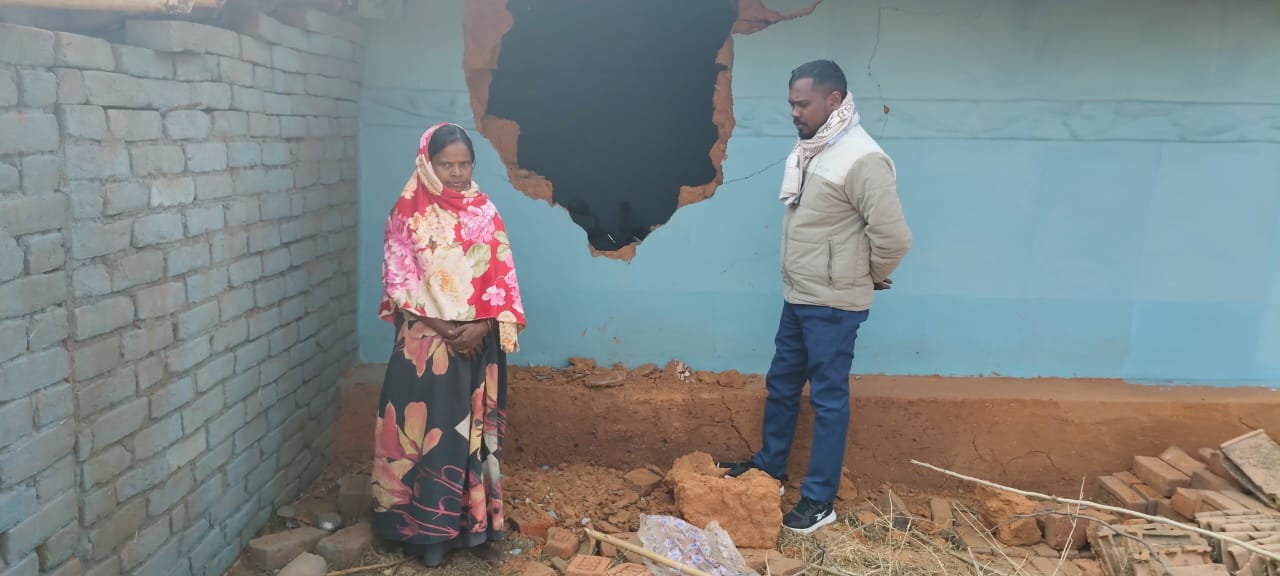 दलूगोडा में हाथी आतंक, आधा दर्जन घर ध्वस्त, मुखिया प्रतिनिधि शक्ति हेंब्रम ने लिया जायजा 1 IMG 20260118 WA00061