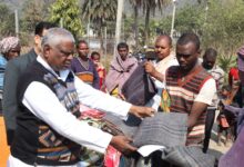 तिलैयबेडा़ गांव पहुंचे विधायक कंबलों का वितरण कर वन विभाग को पीड़ित परिवारों को शीघ्र मुआवजा देने का दिया निर्देश 9 WhatsApp Image 2026 01 16 at 3.41.53 PM