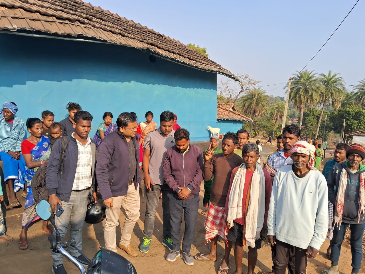 दिशोम गुरु शिबू सोरेन की कर्मभूमि को स्वावलंबन ग्राम बनाने की पहल, पश्चिमी टुण्डी में सर्वे कार्य तेज 1 WhatsApp Image 2026 01 17 at 8.40.23 PM