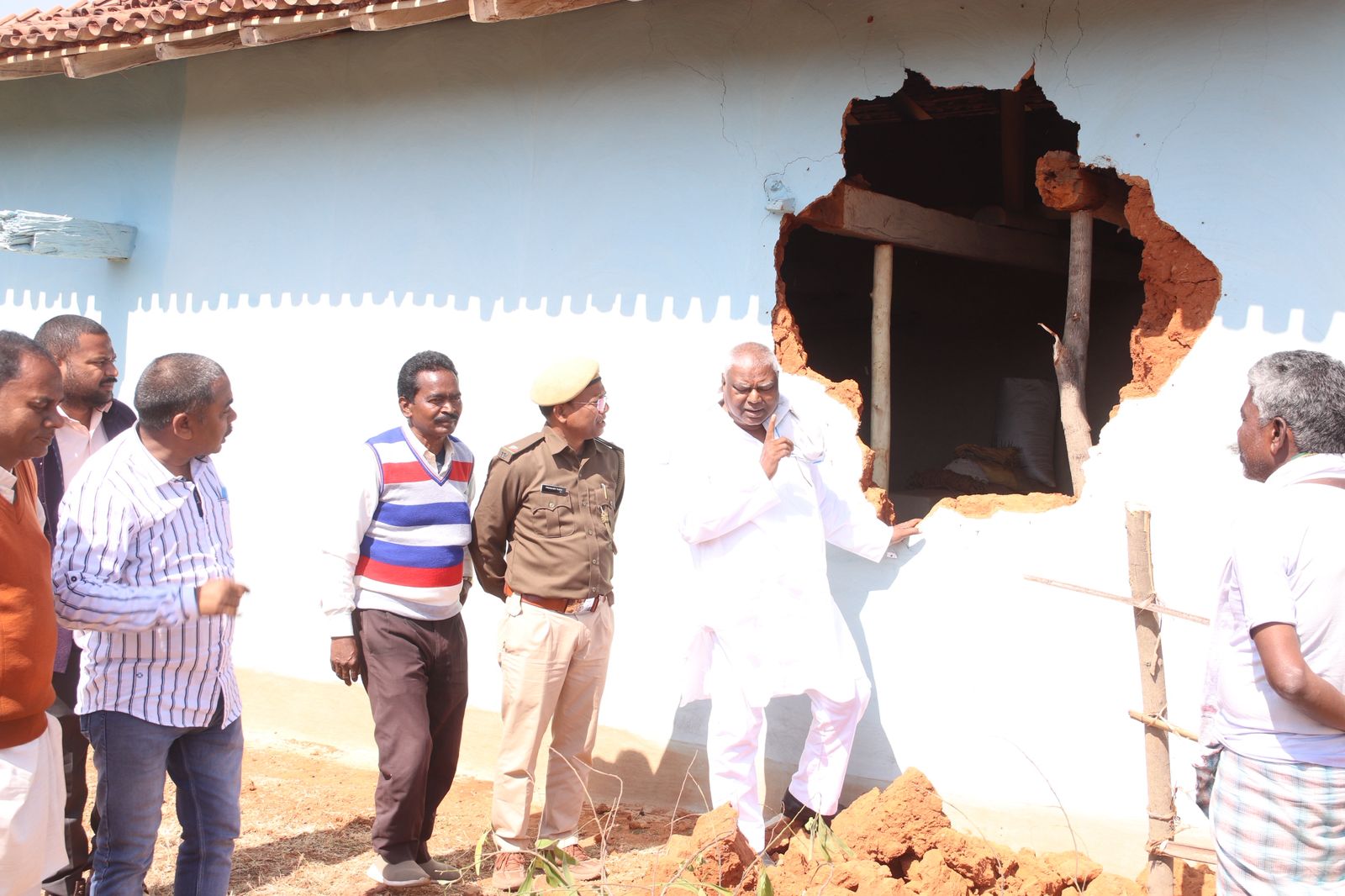 टुण्डी विधायक पीड़ित परिवारों से मिलकर दुःख बांटा, हरसंभव मदद का आश्वासन 1 WhatsApp Image 2026 02 14 at 5.49.21 PM