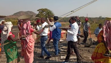 जामिया अल कासमी मदरसा की दोमंजिला छत ढलाई में विधायक अनुज का श्रमदान 10 WhatsApp Image 2026 02 15 at 9.05.42 PM