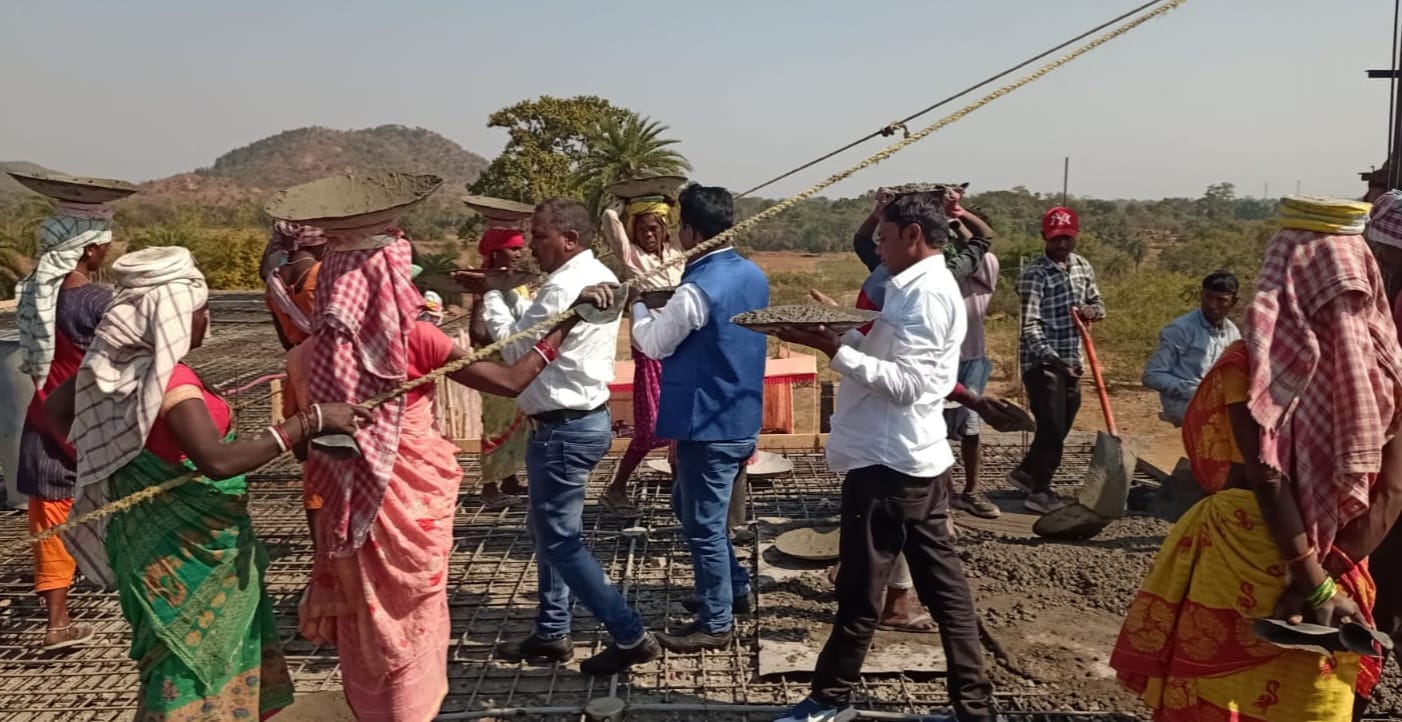 जामिया अल कासमी मदरसा की दोमंजिला छत ढलाई में विधायक अनुज का श्रमदान 1 WhatsApp Image 2026 02 15 at 9.05.42 PM