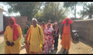 टुंडी के फुलझर बरवाटांड़ में उमड़ा आस्था का जनसैलाब, 5 हजार श्रद्धालुओं ने ग्रहण किया महाप्रसाद 6 WhatsApp Image 2026 02 17 at 5.43.02 PM