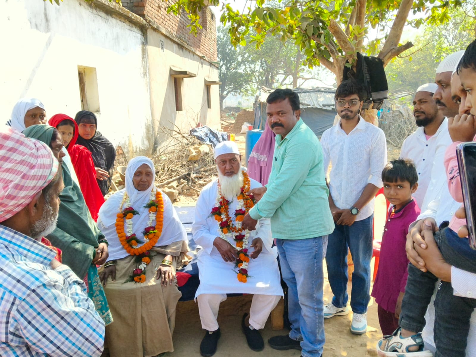 झामुमो केन्द्रीय सदस्य गुरूचरण बास्की ने हज यात्रियों को सऊदी अरब के लिए किया रवाना 1 WhatsApp Image 2026 02 18 at 6.49.09 PM