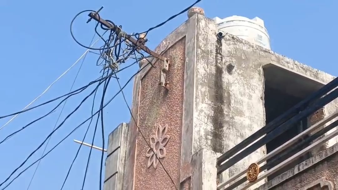 दीवार में ‘दफन’ बिजली का खंभा बना सियासी करंट! 1 WhatsApp Image 2026 02 20 at 7.46.57 AM 1