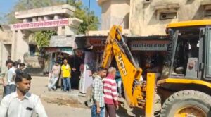 बुलडोज़र की गरज से दहला बस स्टैंड क्षेत्र, अतिक्रमण पर कड़ा प्रहार 2 WhatsApp Image 2026 02 23 at 11.37.30 AM